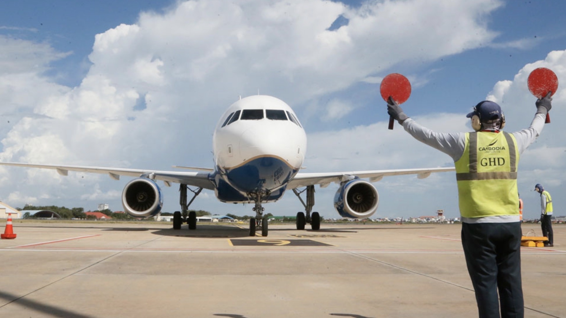 中东冲突致海湾空域关闭，柬埔寨多条中东航线暂停运行